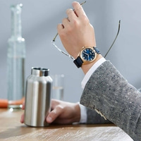 Man met horloge, bril en waterfles, zakelijke kleding, stijlvol en elegant