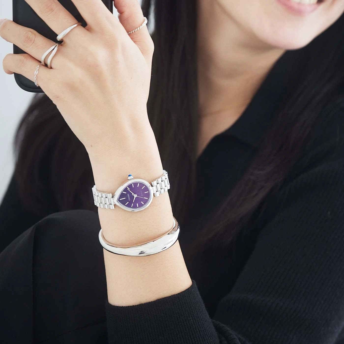 Vrouw met paars horloge en zilveren armband