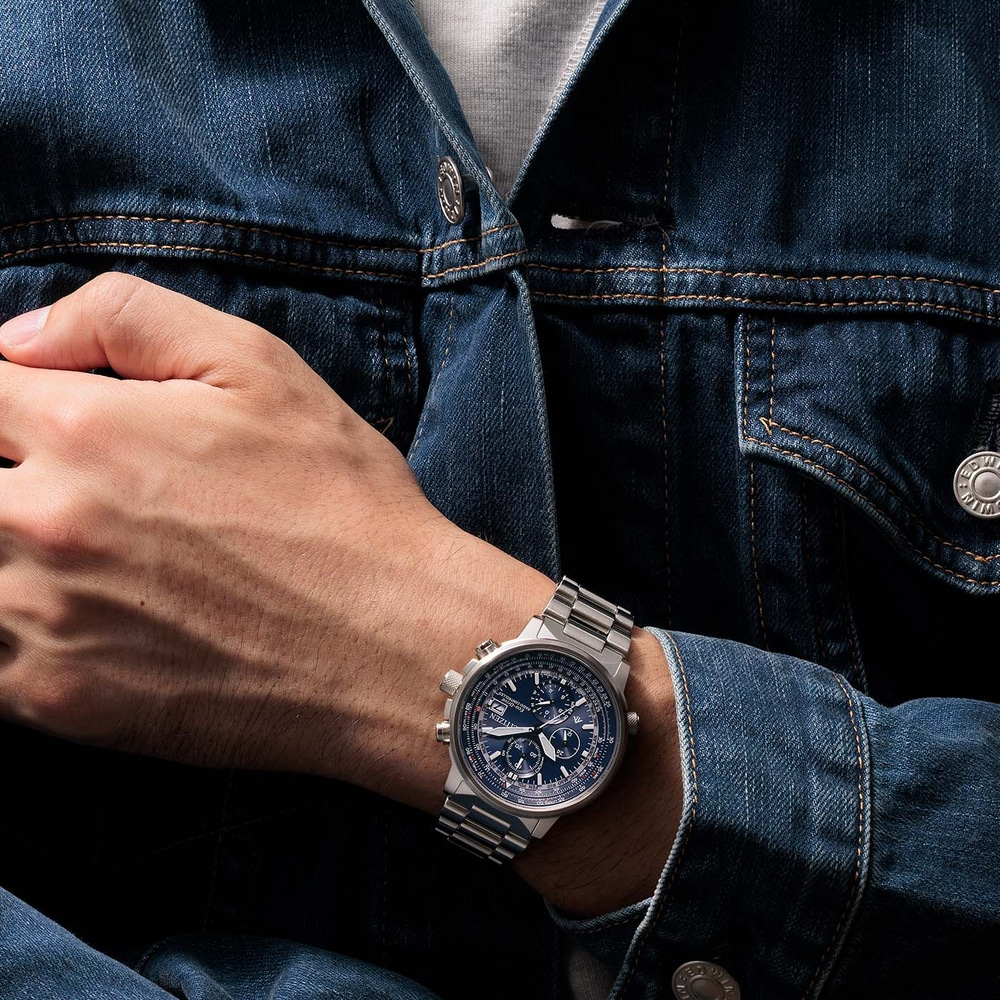 Man met horloge, spijkerjas, close-up, modieus accessoire, casual look