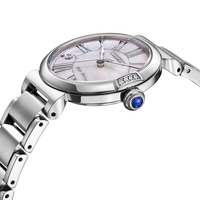 Een close-up zijaanzicht van een zilveren Citizen Eco-Drive horloge met parelmoeren wijzerplaat en Romeinse cijfers.