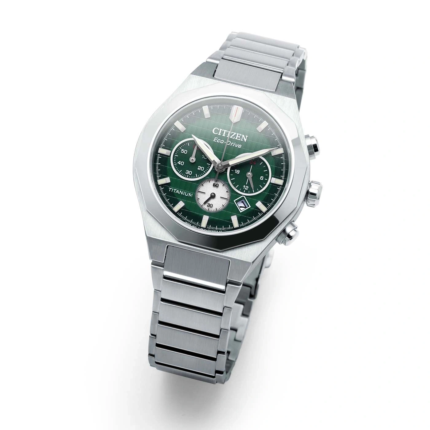 Citizen Eco-Drive horloge met groene wijzerplaat en titanium band, elegant design.