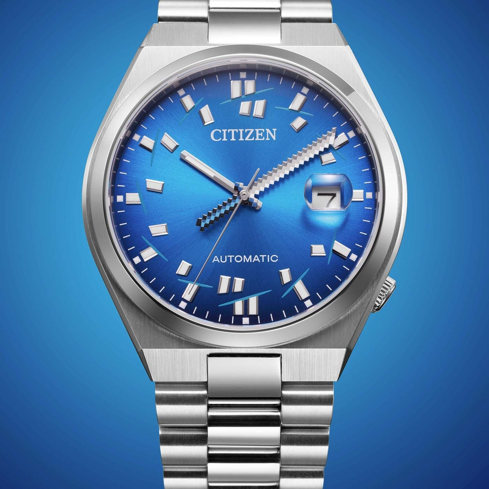 Close-up van een Citizen automatisch horloge met blauwe wijzerplaat en zilveren band.