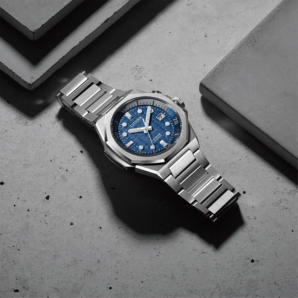 Citizen Series 8 automatische horloge op betonnen oppervlak met schaduwen.