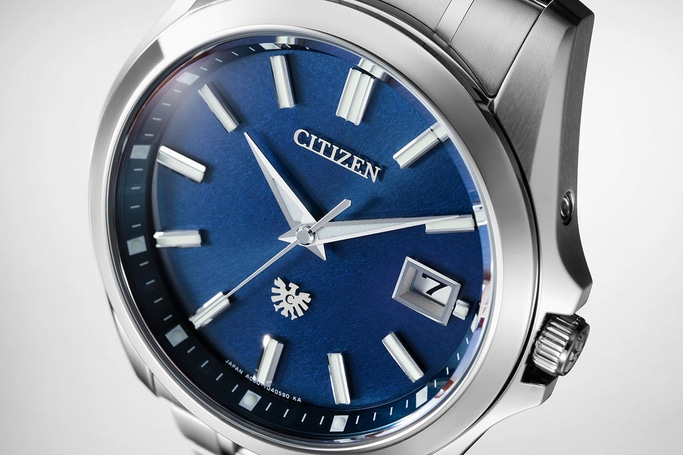 Close-up van een Citizen horloge met een blauwe wijzerplaat en zilveren accenten.