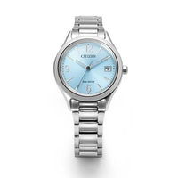 Een zilveren Citizen Eco-Drive horloge met een lichtblauwe wijzerplaat en zilveren band.