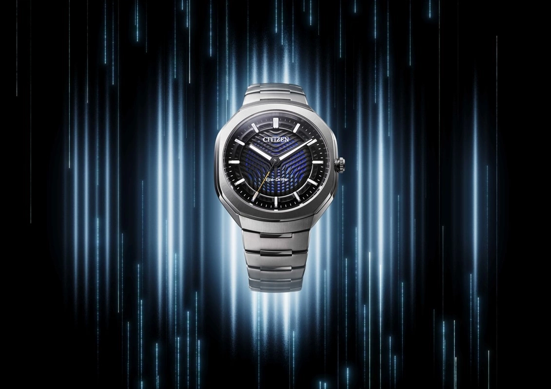 Een modern Citizen Eco-Drive horloge met een blauw-zwart wijzerplaat, tegen een donkere achtergrond met gloeiende blauwe lichtstrepen.