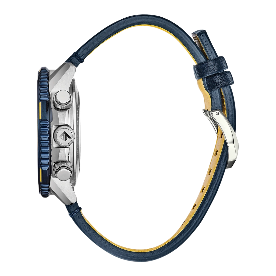 Zijaanzicht van een blauw en zilver horloge met een leren bandje.