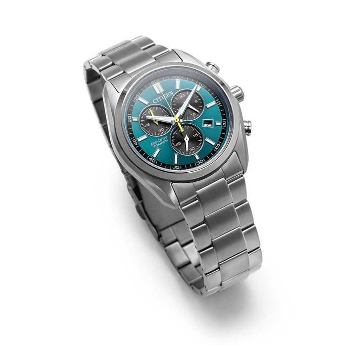 Close-up van een Citizen Eco-Drive Titanium horloge met een blauwe wijzerplaat.