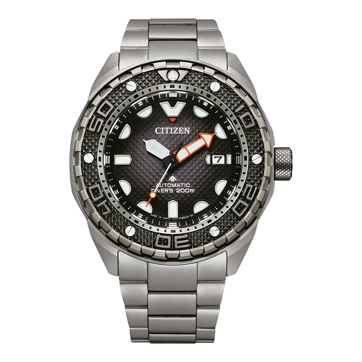 Citizen horloge met zwarte wijzerplaat, oranje accenten en roestvrijstalen band.