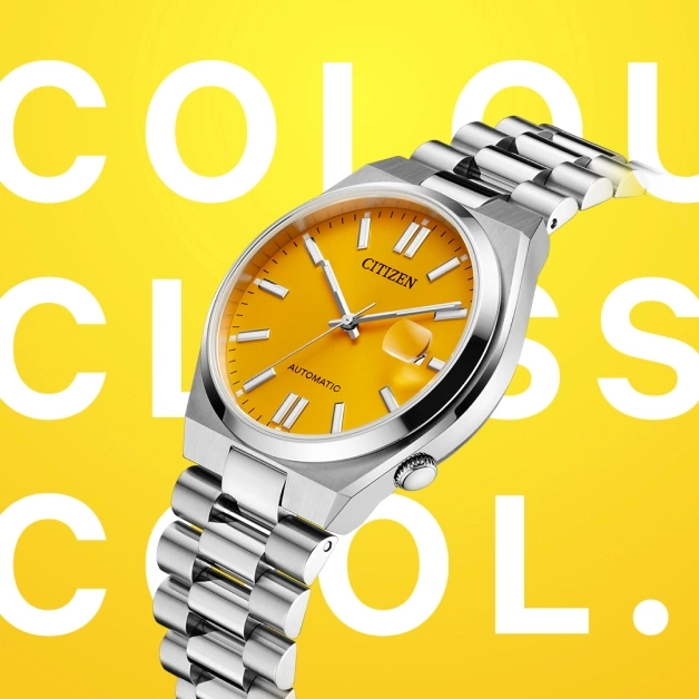 Citizen horloge met gele wijzerplaat en zilveren band op gele achtergrond.