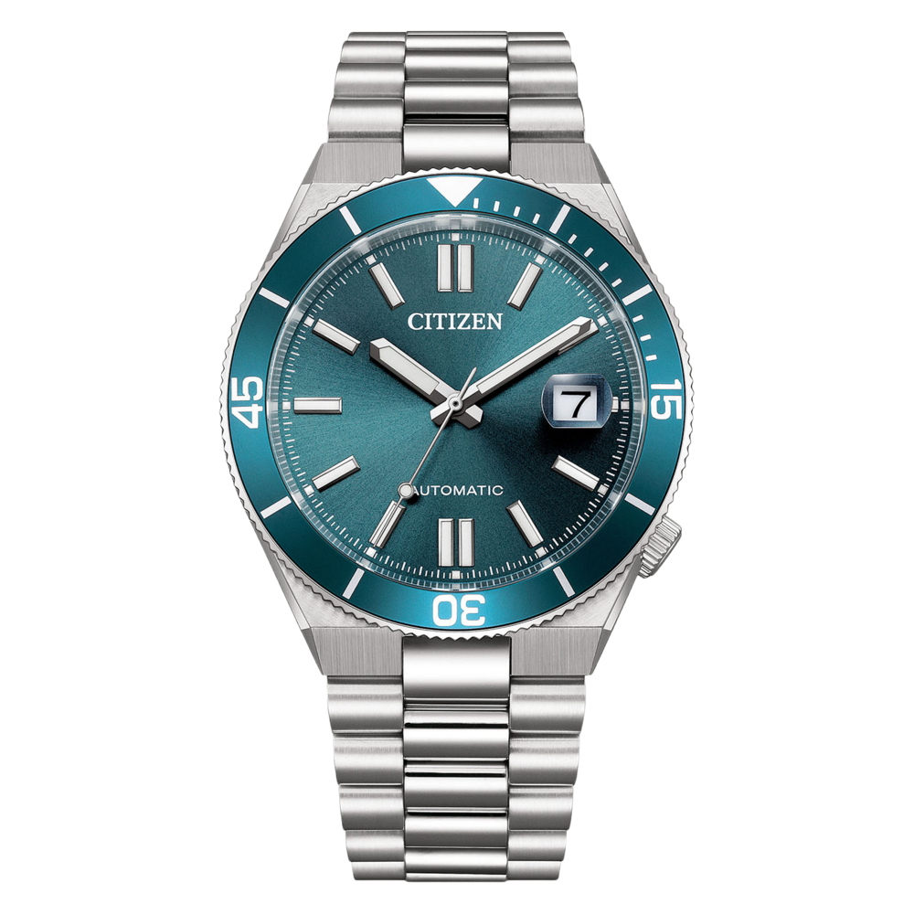 Close-up van een Citizen automatisch horloge met een teal wijzerplaat en zilveren band.