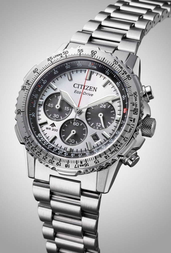 Zilveren Citizen Eco-Drive horloge met meerdere wijzerplaten en een roestvrijstalen band.