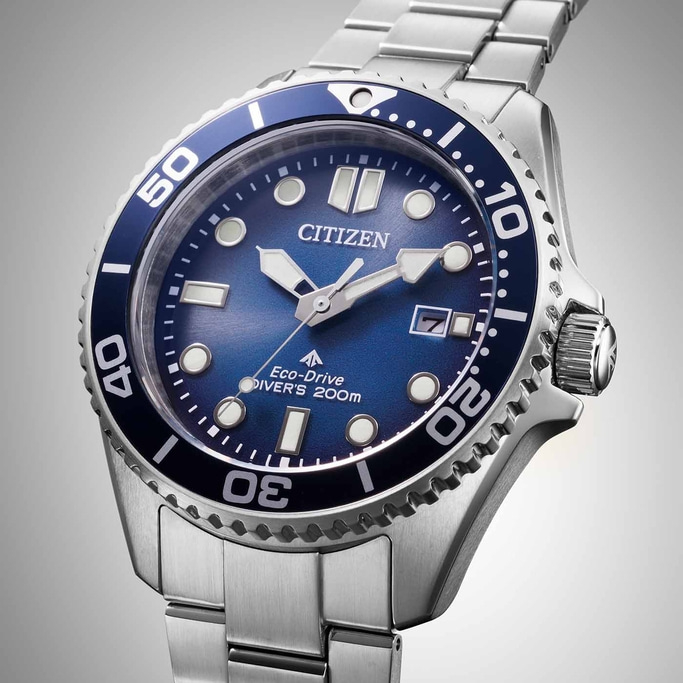 Citizen horloge met blauwe wijzerplaat en bezel, roestvrijstalen armband.