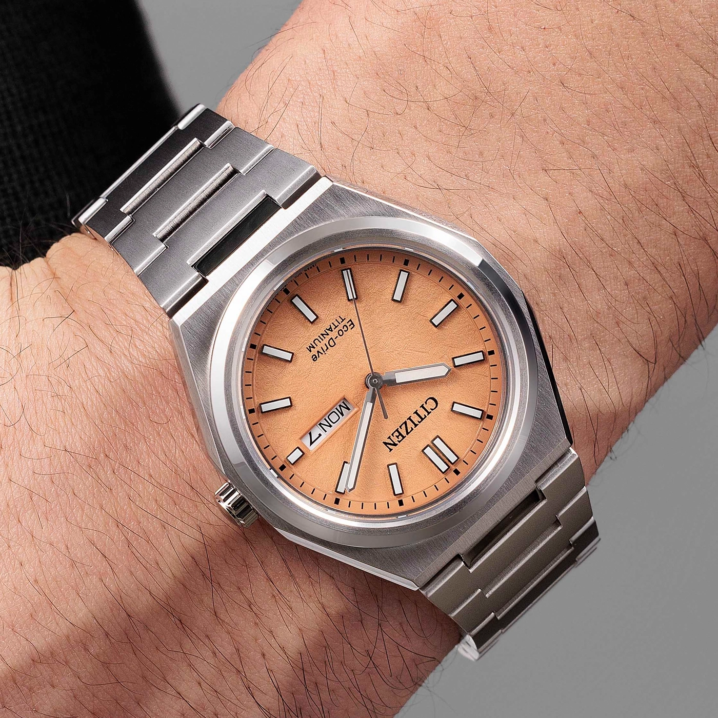 Citizen horloge om de pols, titanium, oranje wijzerplaat, dag- en datumweergave