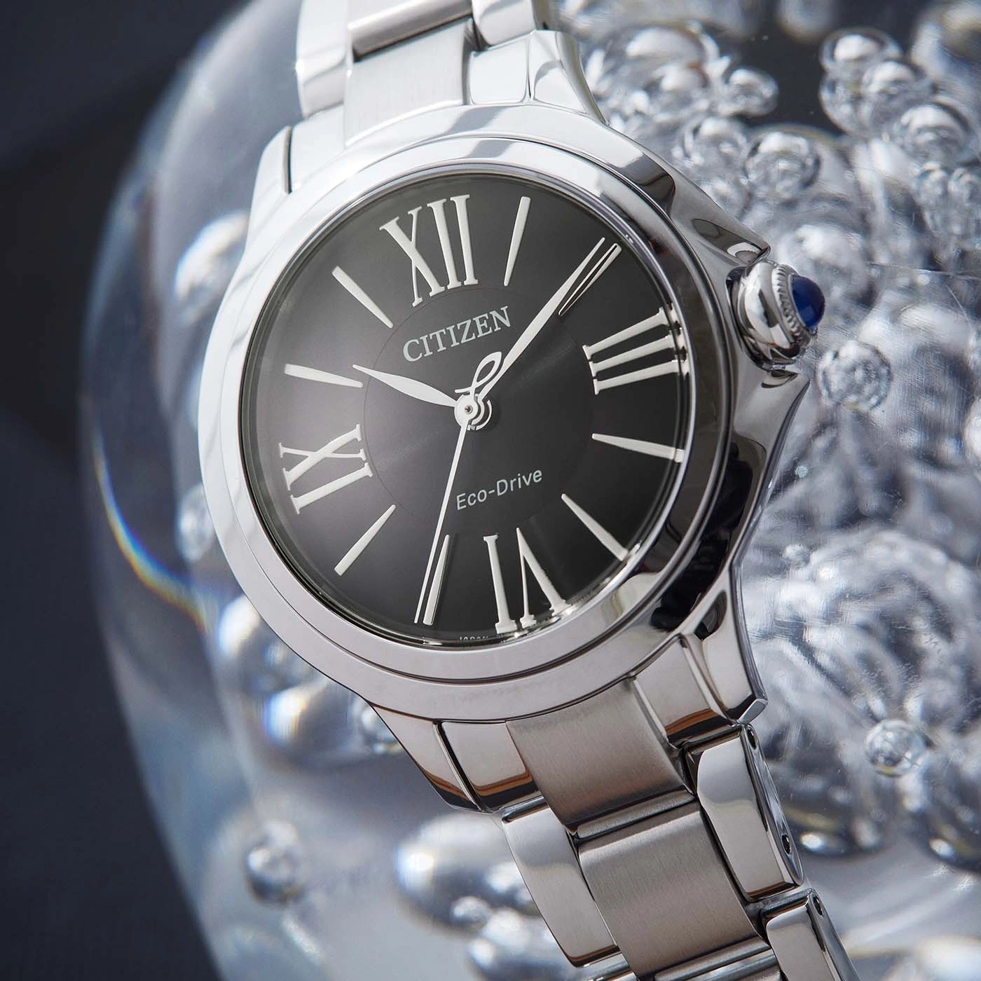 Citizen horloge met zwarte wijzerplaat en zilveren band, close-up shot.