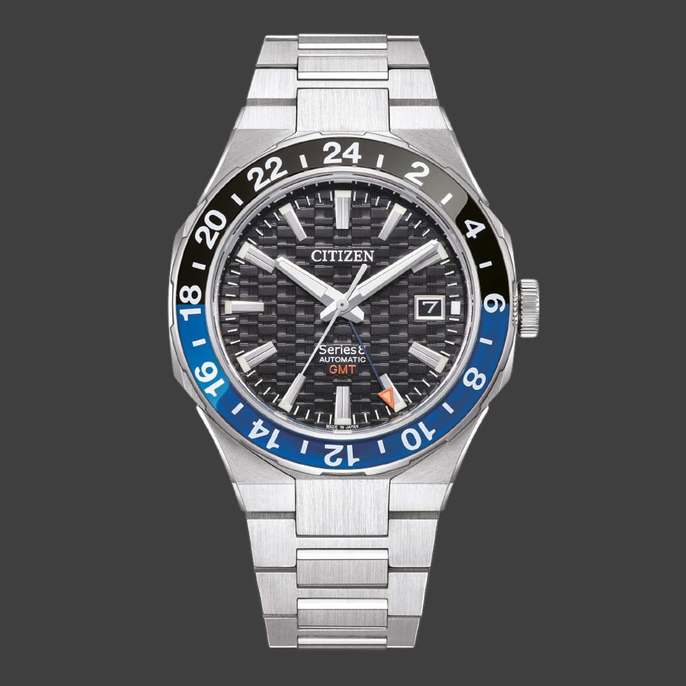 Citizen horloge met zwarte en blauwe bezel, GMT-functie en roestvrijstalen armband.