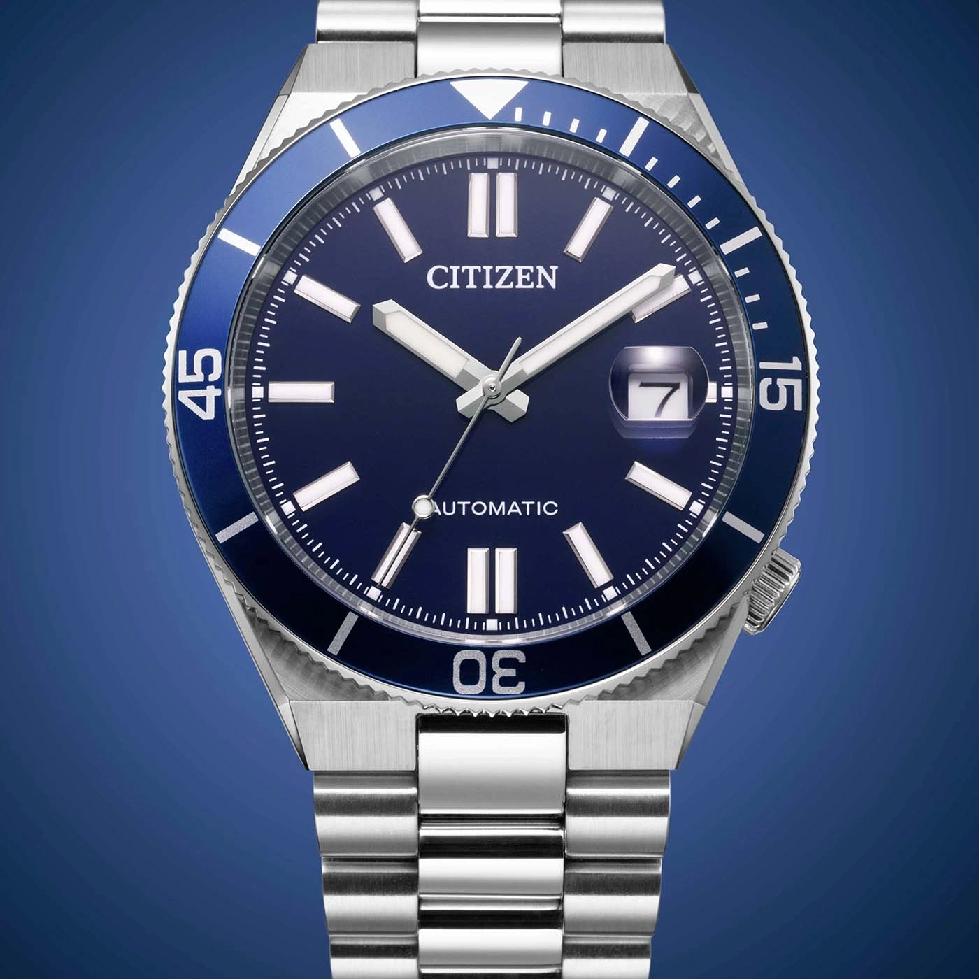 Een blauw Citizen automatisch horloge met een roestvrijstalen band en zilveren markeringen.
