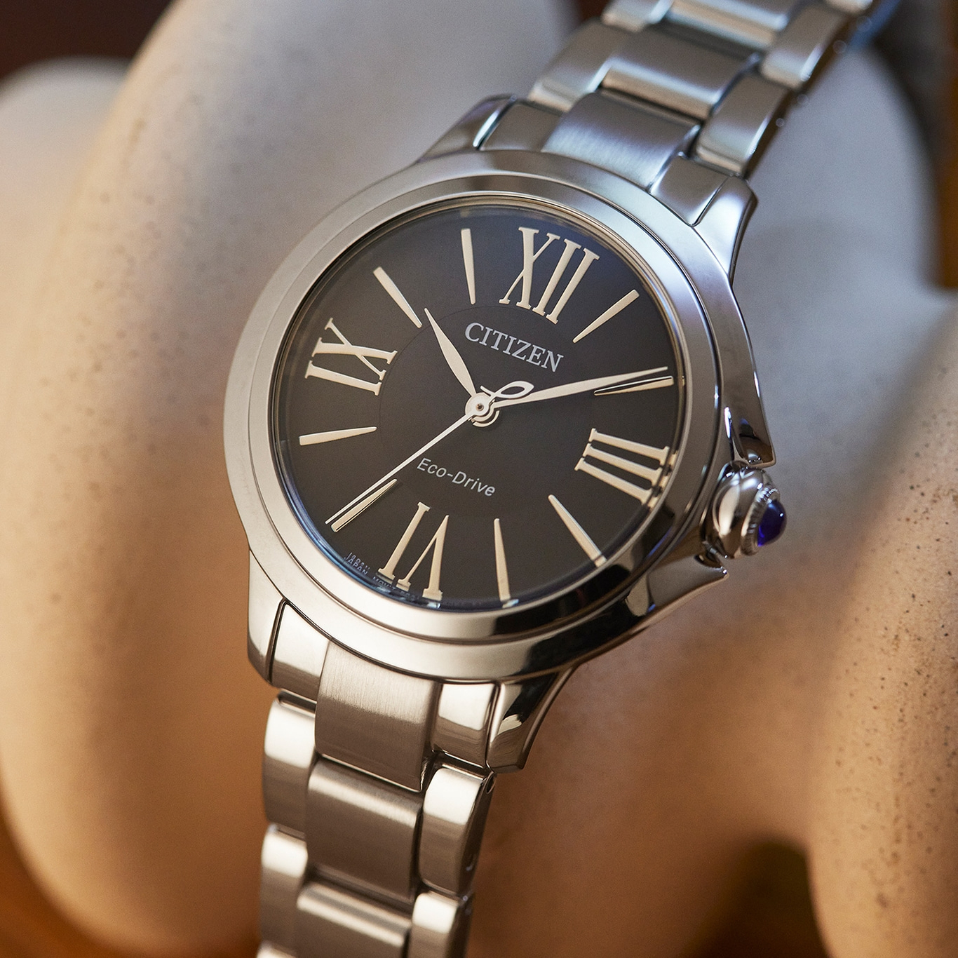 Citizen Eco-Drive horloge met zwarte wijzerplaat en zilveren band, close-up.