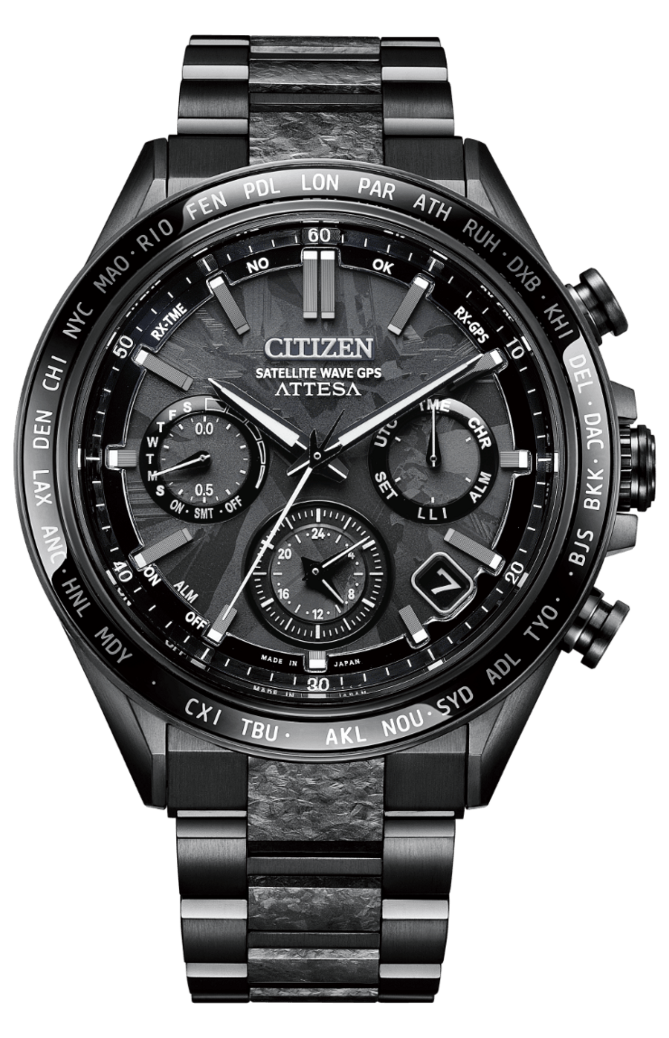 Zwart Citizen Attesa horloge met meerdere wijzerplaten en wereldtijdmarkeringen op groene achtergrond.