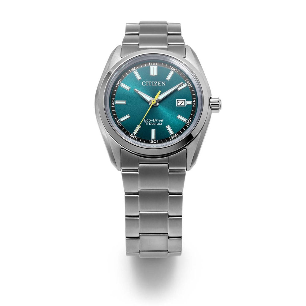 Een zilveren Citizen Eco-Drive Titanium horloge met een groen wijzerplaat.