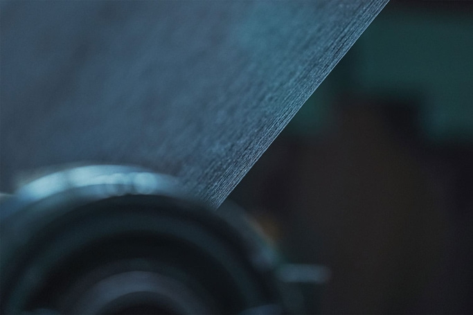 Close-up van een getextureerd, blauw oppervlak met vage achtergrond en details.