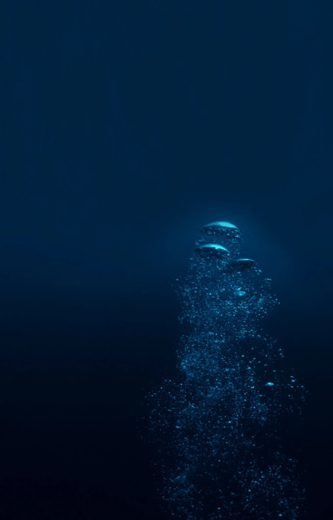 Bellen stijgen op in diepblauw water, onderwater scène, oceaanleven