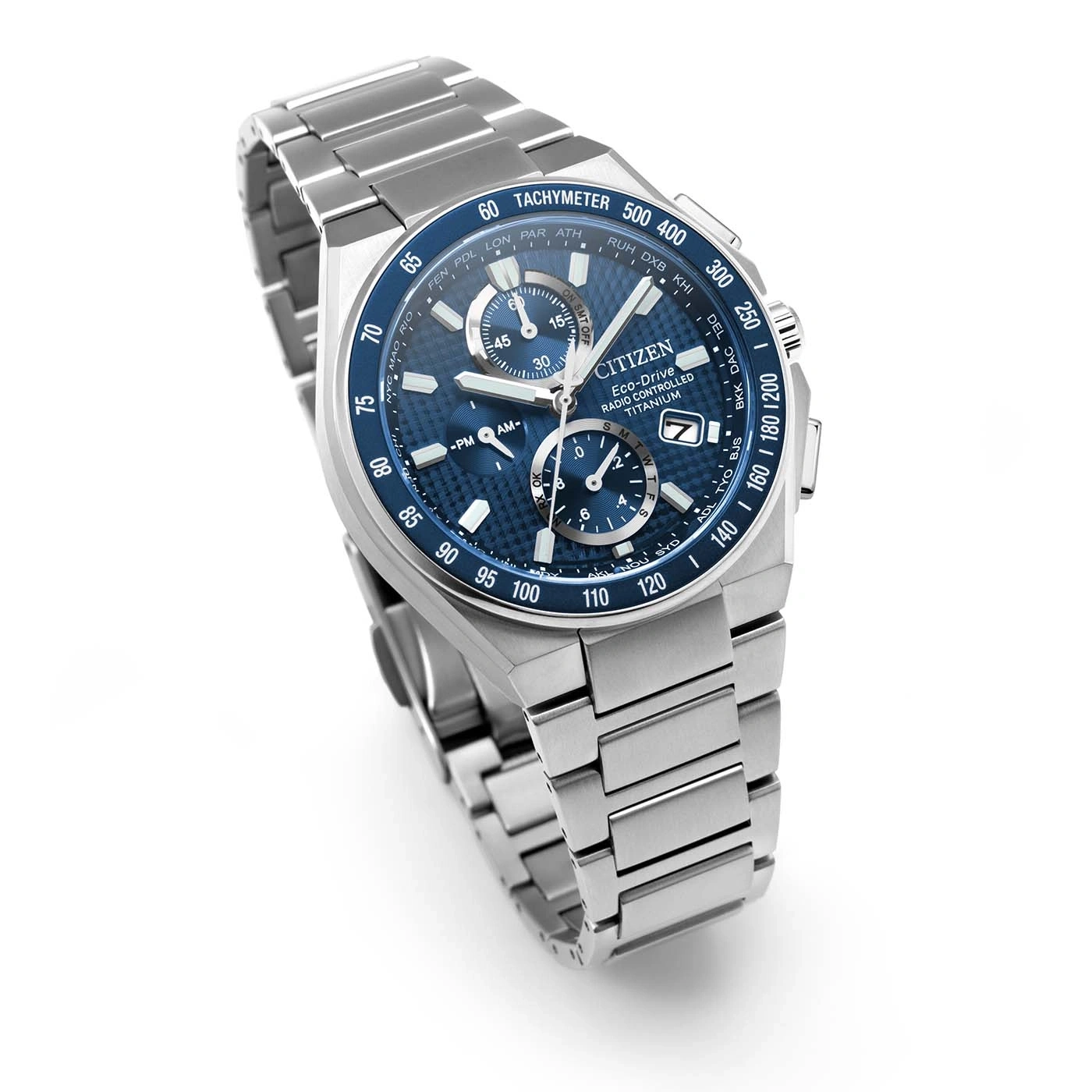 Een blauw Citizen Eco-Drive radio-gestuurd titanium horloge met metalen band