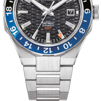 Close-up van een Citizen Series 8 GMT automatisch horloge met blauwe bezel.
