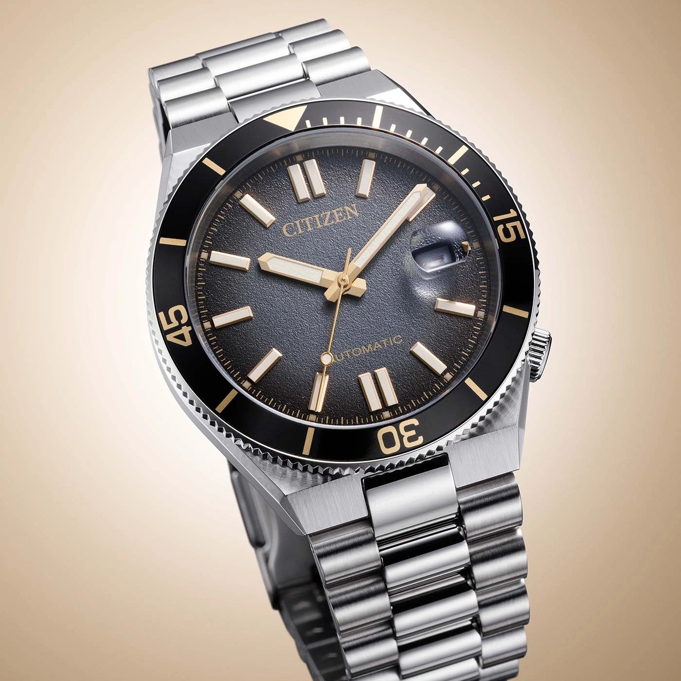 Een stijlvol Citizen automatisch horloge met een zwarte wijzerplaat en gouden accenten.