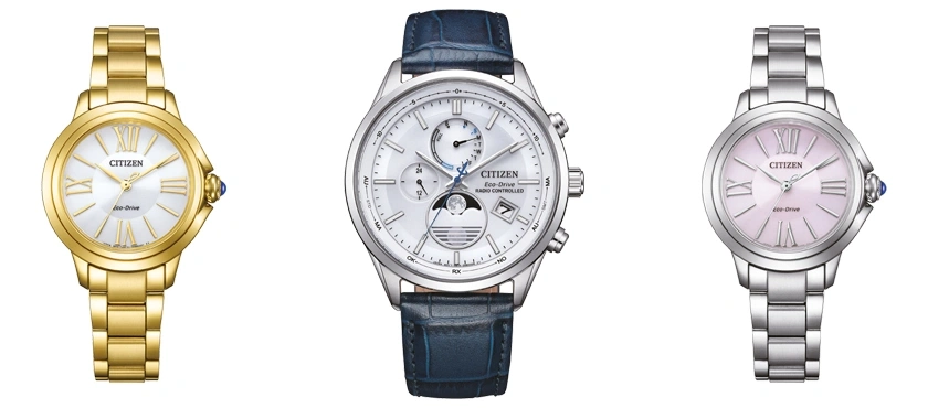 Drie Citizen horloges: goud, zilver en een chronograaf met blauwe band, allemaal met witte wijzerplaten.