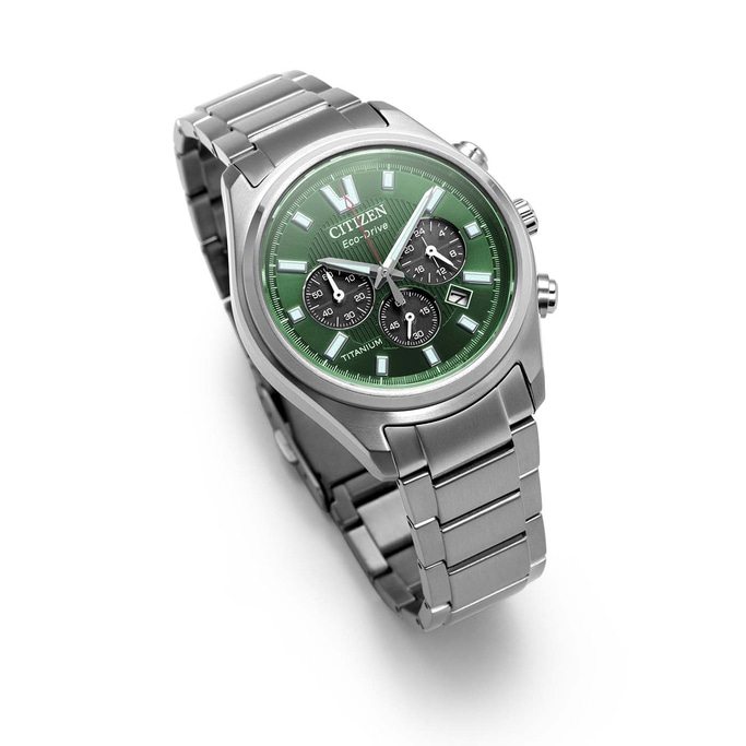 Een groen Citizen Eco-Drive titanium horloge met een metalen band.