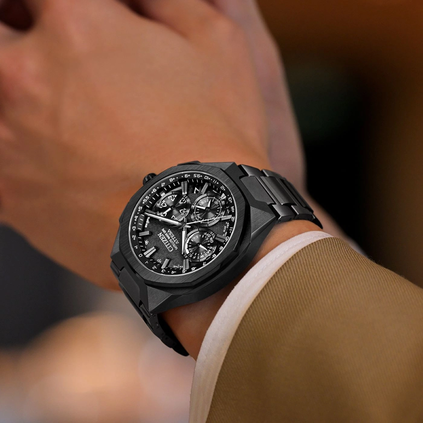 Zwarte Citizen Attesa horloge om de pols, close-up, modern design, stijlvol accessoire