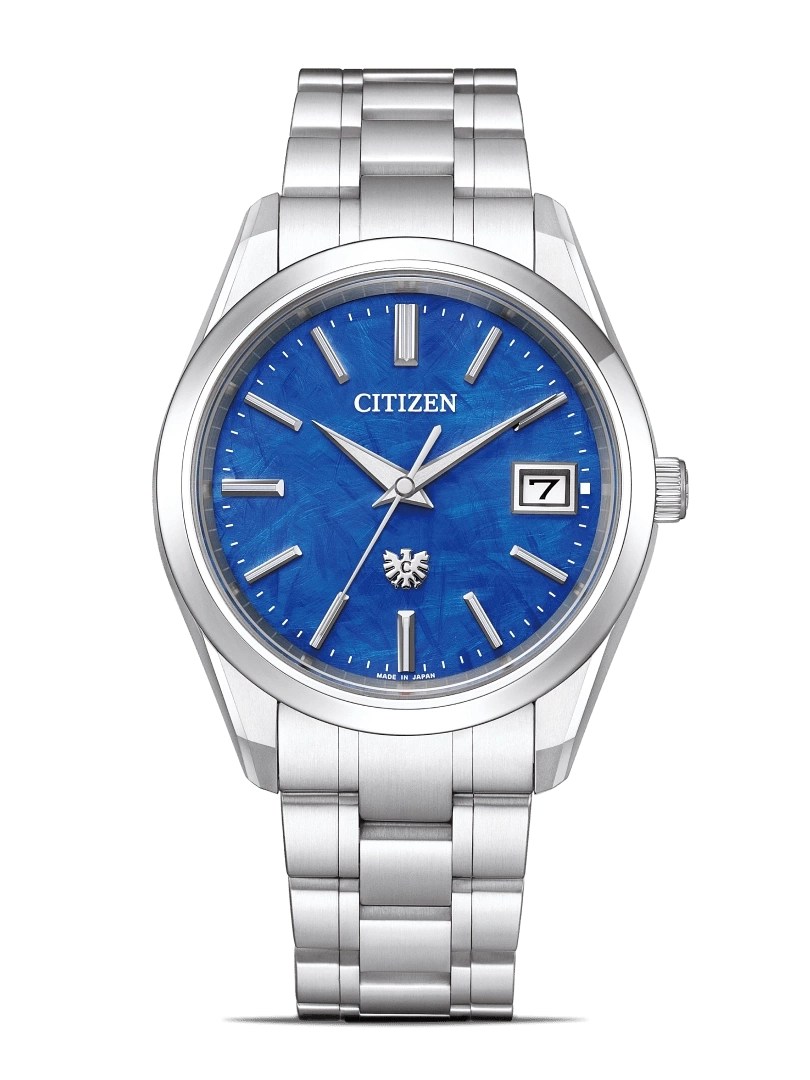 Citizen horloge met blauwe wijzerplaat en zilveren band, elegant design, gemaakt in Japan.