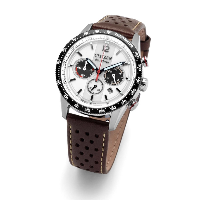 Een wit Citizen Eco-Drive chronograaf horloge met een bruine leren band.