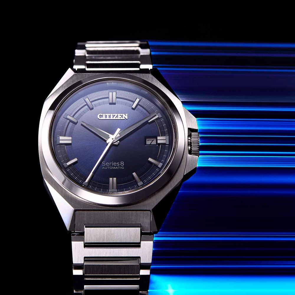 Citizen Series 8 automatische horloge met blauwe wijzerplaat en metalen band.