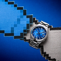 Een blauw Citizen automatisch horloge op een gepixelde achtergrond.