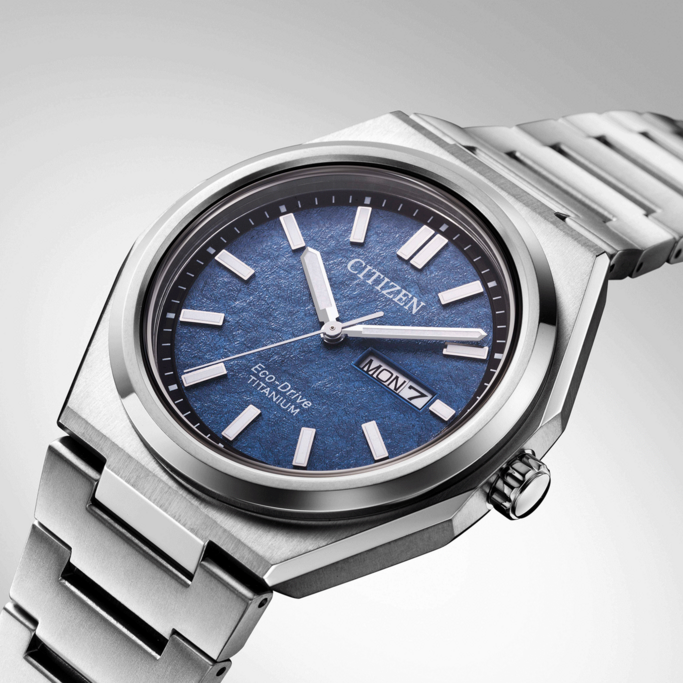 Citizen horloge met blauwe wijzerplaat en titanium band, close-up.