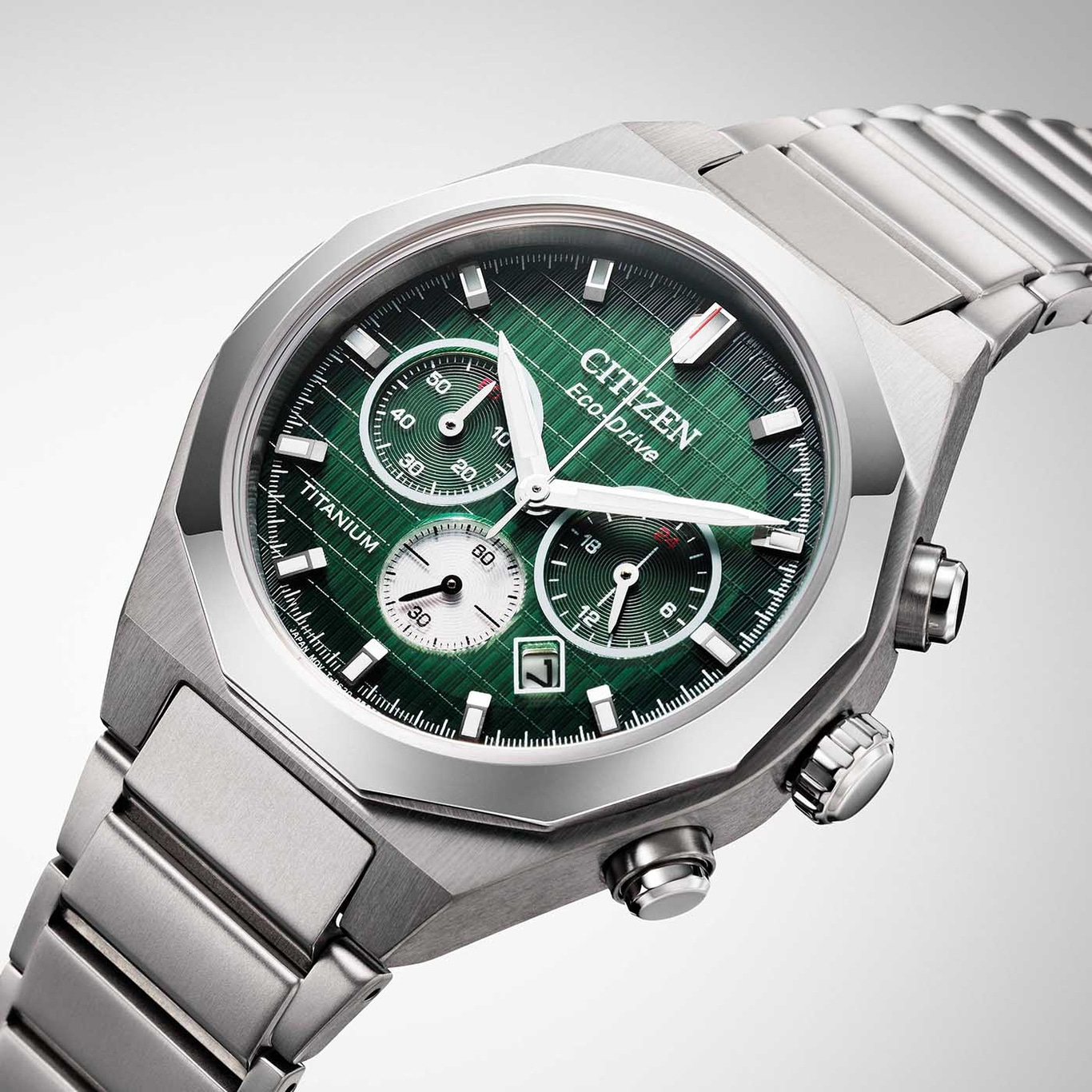 Citizen horloge met groene wijzerplaat, titanium, Eco-Drive, chronograaf, stijlvol design.