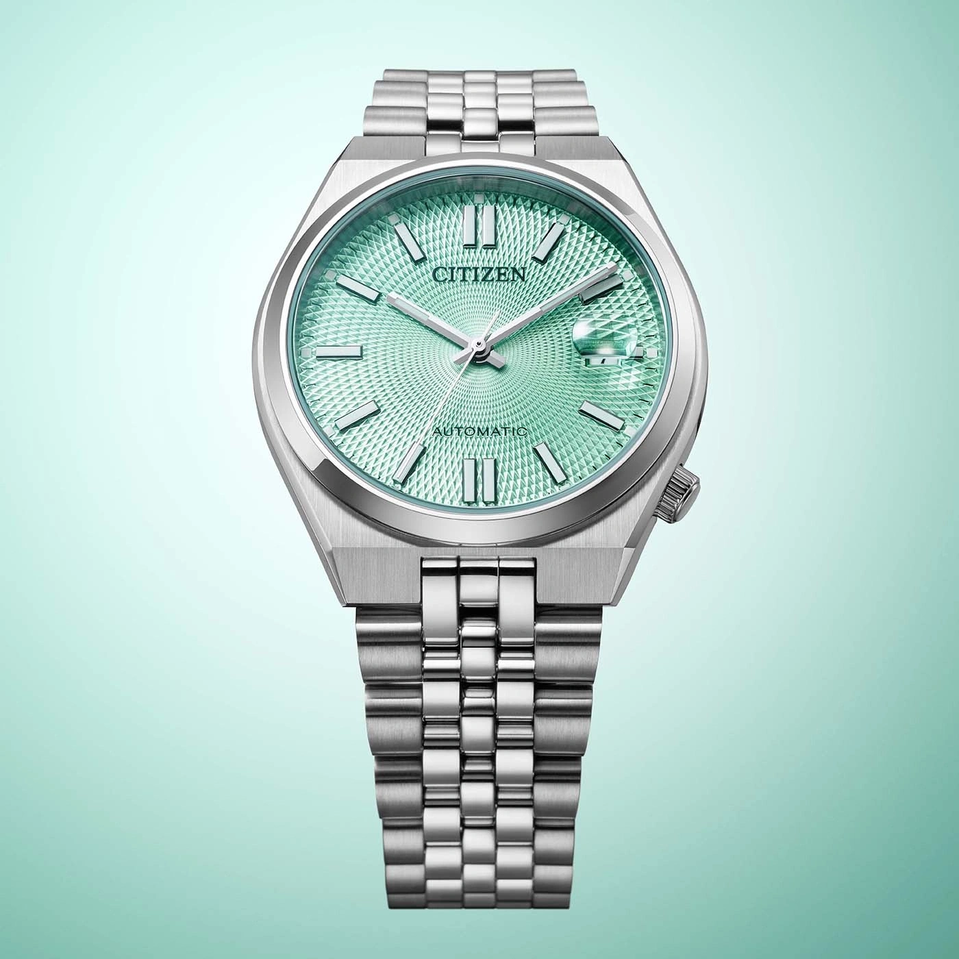 Een detailopname van een Citizen automatisch horloge met groene wijzerplaat en zilveren band.