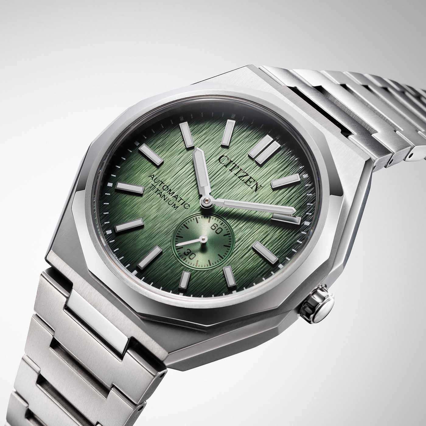 Citizen horloge met groene wijzerplaat en titanium band, automatisch uurwerk.