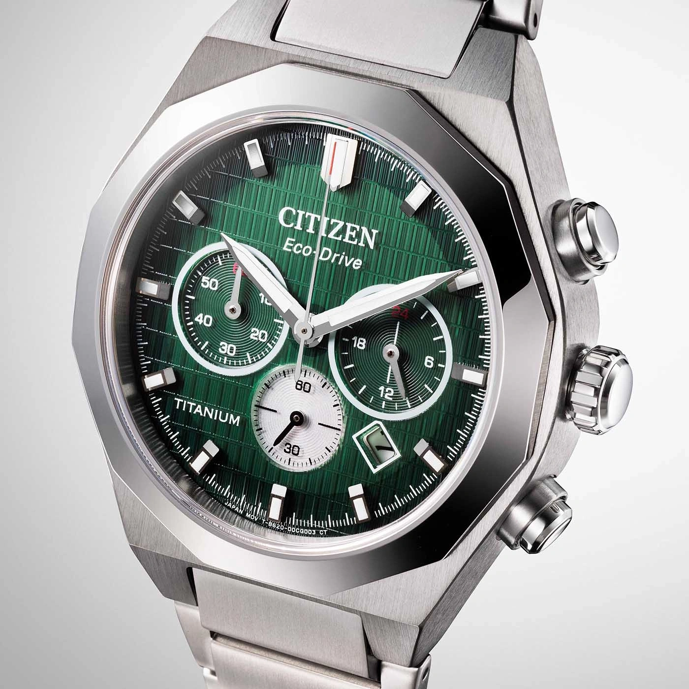 Citizen Eco-Drive horloge met groene wijzerplaat en titanium kast, close-up.
