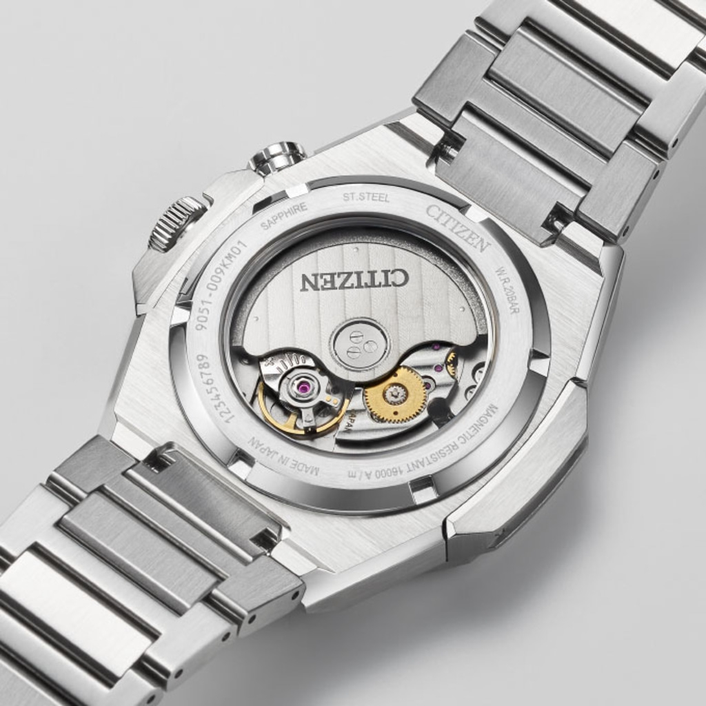 Citizen horlogekast met zichtbaar mechanisme, saffier, roestvrij staal en waterbestendigheid.