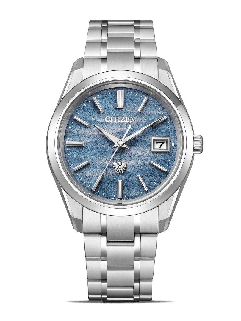 Citizen horloge met blauwe wijzerplaat en zilveren band, elegant design.