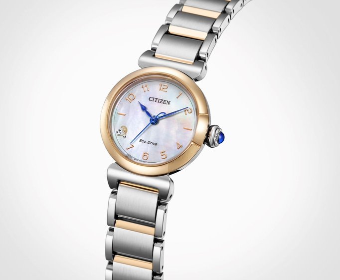 Citizen Eco-Drive horloge met goud- en zilveraccenten, blauwe wijzers en een parelmoeren wijzerplaat.