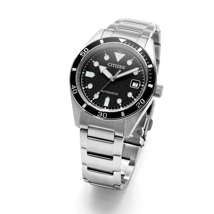 Een roestvrijstalen Citizen automatische horloge met een zwarte wijzerplaat en zilveren band.