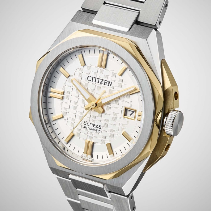 Close-up van een Citizen Series 8 automatisch horloge met witte wijzerplaat en gouden accenten.