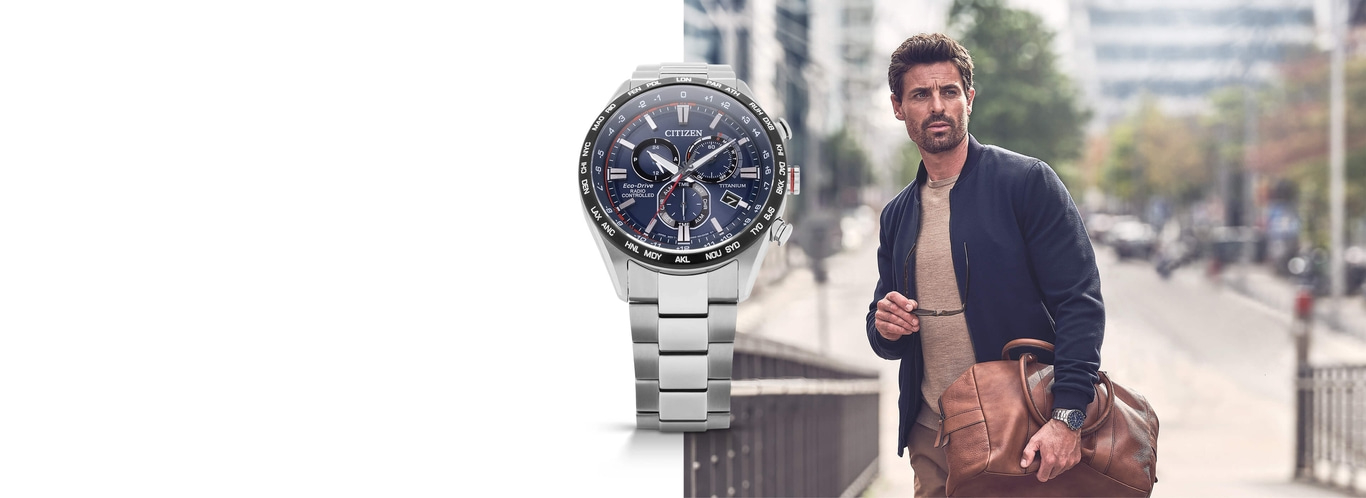 Man met Citizen horloge, bril en tas, lopend op straat.
