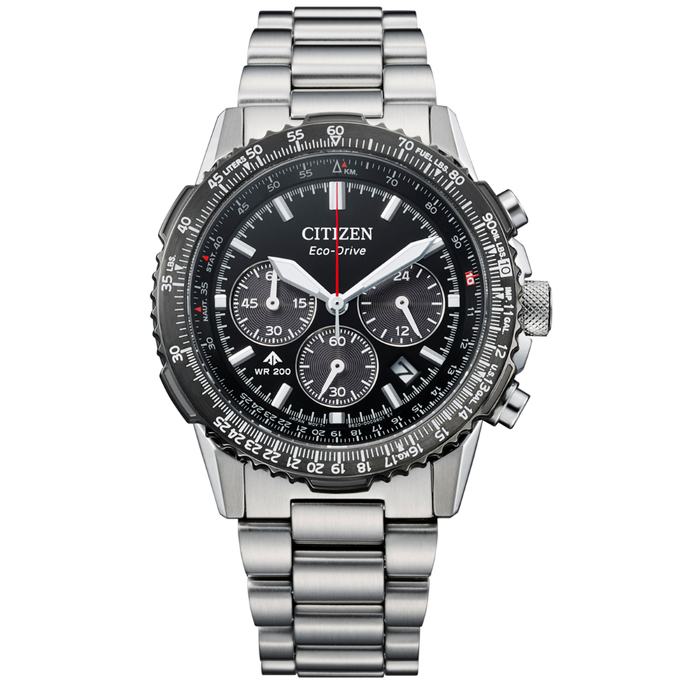 Een Citizen Eco-Drive horloge met zwarte wijzerplaat en metalen band.