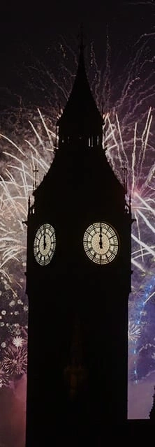 Big Ben silhouet met vuurwerk 's nachts, klok toont middernacht