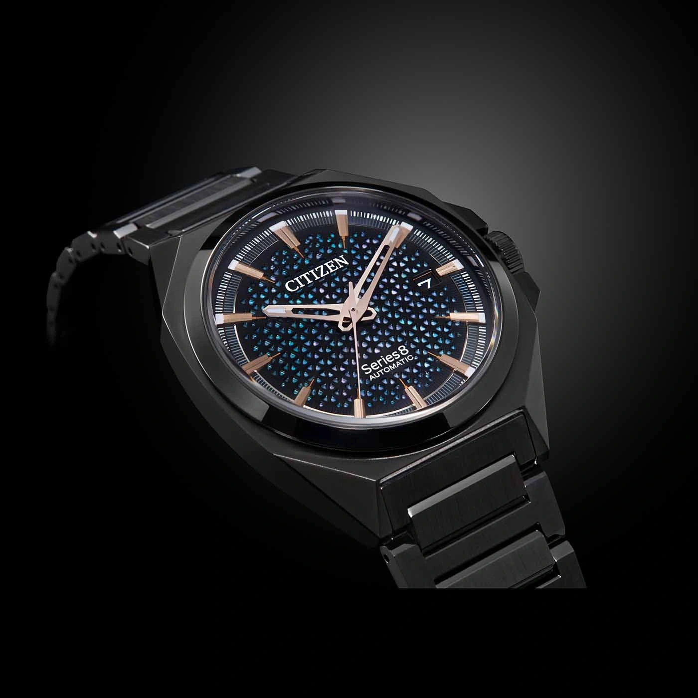 Zwarte Citizen Series 8 automatische horloge met een patroon wijzerplaat en zwarte band.